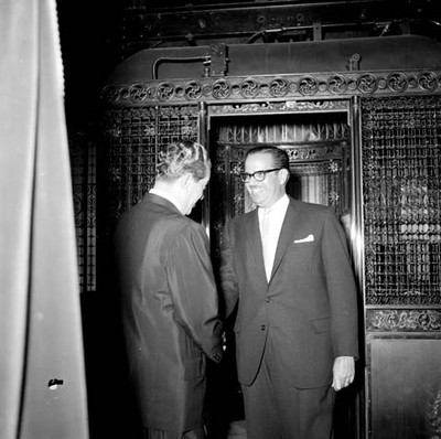 Adolfo López Mateos saludando a Osvaldo Dorticós Torrado al salir de un ascensor