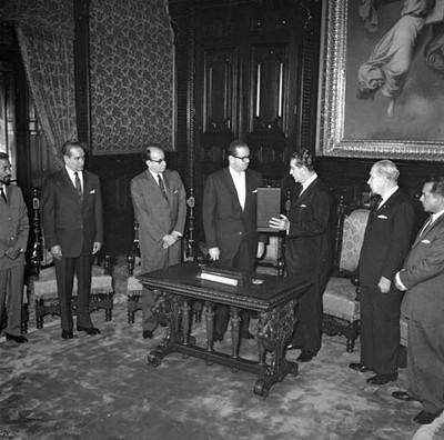 Adolfo López Mateos entregando obsequio a Osvaldo Dorticós Torrado en Palacio Nacional