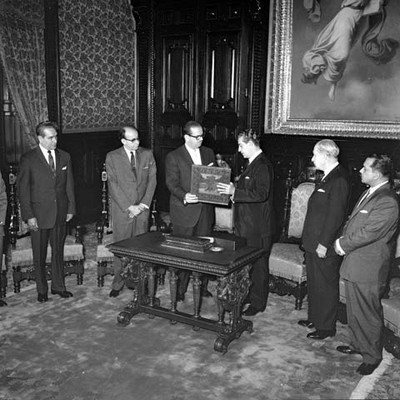 Adolfo López Mateos recibiendo obsequio de Osvaldo Dorticós Torrado en Palacio Nacional
