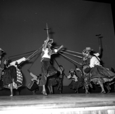 Bailarines ejecutando danza boliviana en el teatro Xola