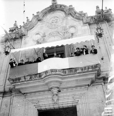 Adolfo López Mateos, David Franco Rodríguez en un balcón del Palacio de Gobierno presidiendo una ceremonia