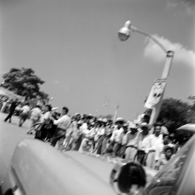 Gente durante el recorriddo de Adolfo López Mateos por San Luis Potosí