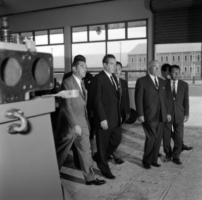 Adolfo López Mateos con funcionarios visitando una escuela de capasitación industrial durante su gira por S.L.P.