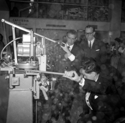 Adolfo López Mateos con funcionarios públicos observan funcionamiento de la maquinaria Austriaca, durante una exposición