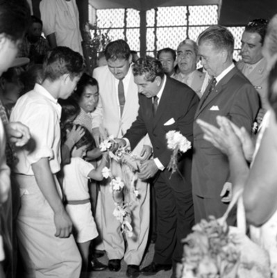 Adolfo López Mateos saludando a un niño, druante su visita a Veracruz