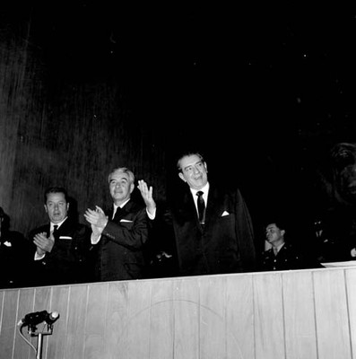 Adolfo López Mateos agradeciendo en compañía de Salomón Gónzalez Blanco en la inauguración del congreso de Seguridad Social