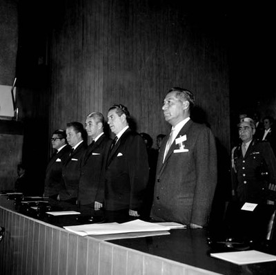 Adolfo López Mateos, Salomón Gónzalez Blanco y demás personalidades presidiendo la inauguración del congreso de Seguridad Social