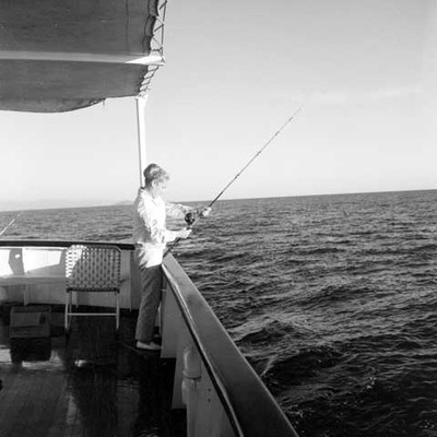 Mujer pescando desde una embarcación