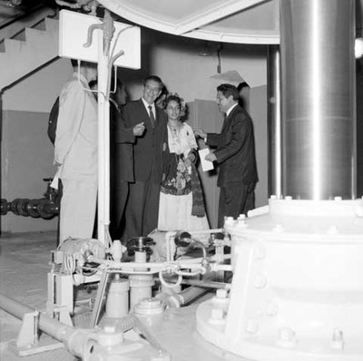 Adolfo López Mateos y funcionarios recorriendo instalaciones, de una planta Hidroeléctrica