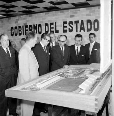 Adolfo Lópz Mateos, Antonio M. Quirosca y funcionarios, observando la maqueta de un campo deportivo