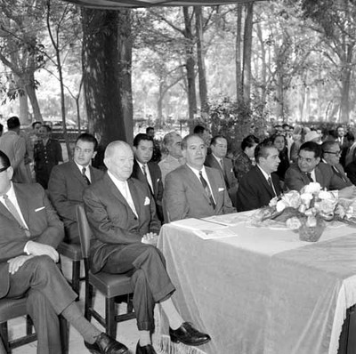 Adolfo López Mateos, secretarios de estado y funcionarios, presidiendo ceremonia inaugural de la feria de la flor en Chapultepec
