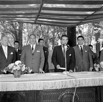 Adolfo López Mateos, Ernesto P. Uruchurtu y funcionarios públicos, inaugurando la feria de la flor en Chapultepec