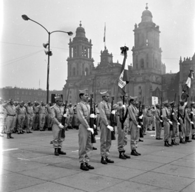 Adolfo López Mateos acompañado por Ernesto P. Uruchurtu y funcionarios al llegar a la ceremonia de la Jura de Bandera de los conscriptos