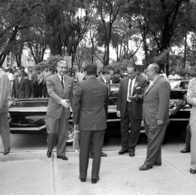 Adolfo López Mateos, Javier Barros Sierra y funcionarios públicos, dialogan en la calle, antes de inaugurar el Congreso de Caminos
