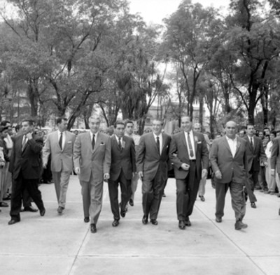 Adolfo López Mateos, Javier Barros Sierra y funcionarios públicos, caminando por una calle