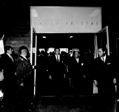 Adolf López Mateos con Manuel Prado Ugarteche, saliendo del salón oficial en el aeropuerto de México