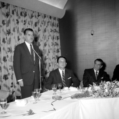 Adolfo López Mateos ante el discurso de un hombre, durante un banquete ofrecido por la CNIC, en el restaurante " Señorial"