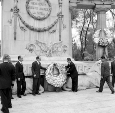 Adolfo López Mateos y Antonio Ortíz Mena con secretarios de estado, colocando una corona floral en el Hemicíclo a Juárez