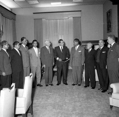 Adolfo López Mateos y delegados de la Asamblea de Derechos del Trabajo en los Pinos