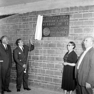 Adolfo López Mateos inaugurando la ampliación de una escuela acompañado por Luis Ortega Douglas y funcionarios
