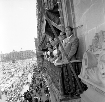 Adolfo López Mateos y funcionarios en un palco de palacio nacional presenciando el desfile del 1° de mayo