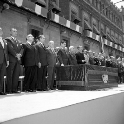 Adolfo López Mateos pronunciando un discurso durante la ceremonia de jura de bandera de los conscriptos de la clase 1942