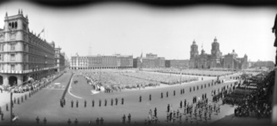 Ceremonia militar en la plaza Constitución durante la jura de bandera a los conscriptos clase 1942, vista general