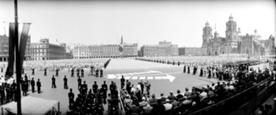 Ceremonia militar presidida por Adolfo López Mateos y comitiva en la plaza de la Constitución