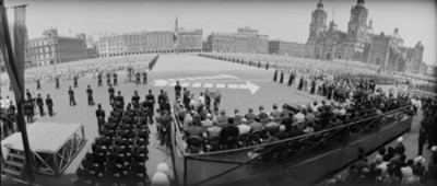 Ceremonia militar presidida por Adolfo López Mateos y comitiva en la plaza de la Constitución