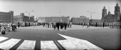 Adolfo López Mateo, Ernesto P. Uruchurtu y militares en la plaza de la Constitución, duante la jura de bandera de los conscriptos