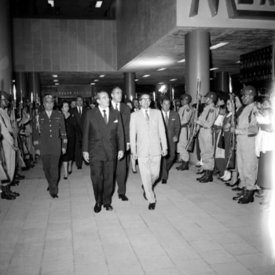Adolfo López Mateos, Mahendra Bir Bikram y comitiva recorriendo probablemente las instalaciones de un aeropuerto