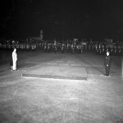 Adolfo López Mateos recibiendo a Mehendra Bir Bikram en el aeropuerto de México
