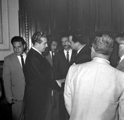 Adolfo López Mateos conversando con líderes sindicales durante su audiencia en Palacio Nacional