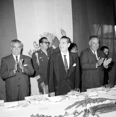 Adolfo López Mateos presidiendo un banquete con gobernadores en un salón