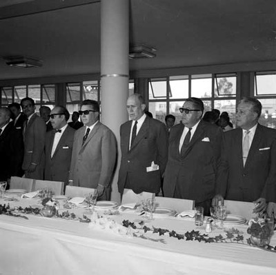 Gobernadores durante un banquete con Adolfo López Mateos en un salón