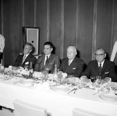Ernesto P. Uruchurtu y gobernadores durante un banquete con Adolfo López Mateos en un salón