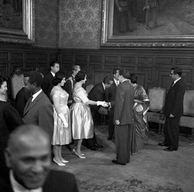 Adolfo López Mateos y familia recibiendo a diplomáticos extranjeros en palacio nacional para celebrar fiestas patrias