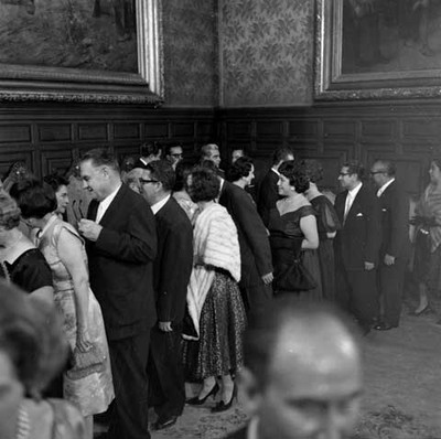 Adolfo López Mateos y familia en recepción con diplomáticos extranjeros para celebrar fiestas patrias en palacio nacional