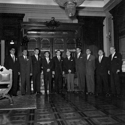 Adolfo López Mateos con miembros de su gabinete y funcionarios en palacio nacional