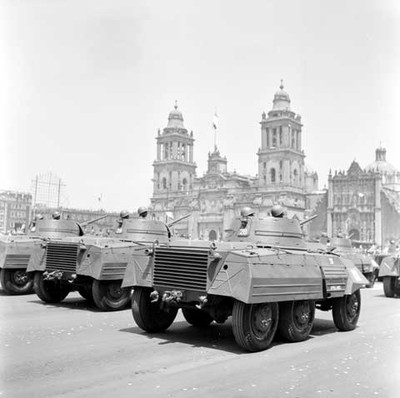 Soldados en un carro tanque desfilando en el zócalo el 16 de sept