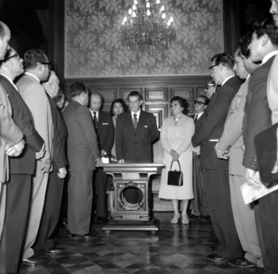 Adolfo López Mateos en reunión con miembros de la CNOP, en Palacio Nacional