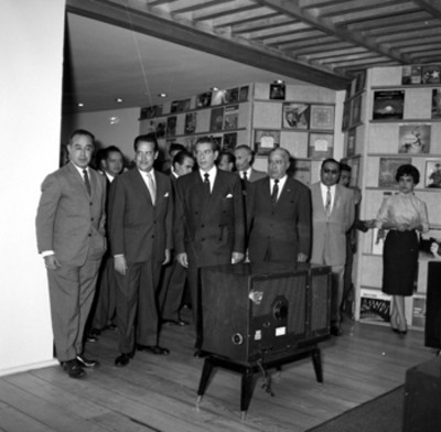 Adolfo López Mateos acompañado por funcionarios y empresarios al visitar la sala de aparatos eléctricos en D.M. Nacional