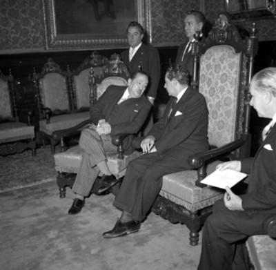 Adolfo López Mateos conversando con el Embajador de Ecuador durante su acreditación diplomática