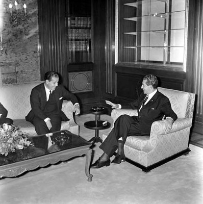 Adolfo López Mateos conversando con Juan Goulart en una oficina durante su visita a México