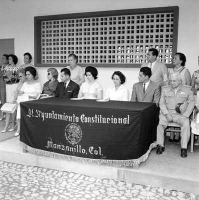 Eva Sámano y miembros del Ayuntamiento de Manzanillo, durante una ceremonia en un salón