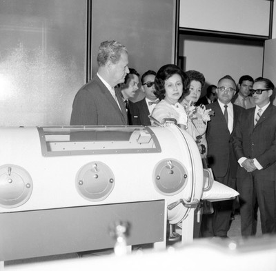 Eva Sámano de López Mateos con funcionarios en la sala de Obstetricia del Hospital Infantil de Monterrey, durante su inauguración