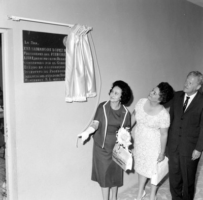 Eva Sámano de López Mateos develando la placa durante la inauguración del desayunador del a escuela 13 de Septiembre, en la ciudad de Monterrey