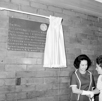 Eva Sámano de López Mateos recibiendo el saludo de una maestra, durante la inauguración del desayunador de la escuela Antonio Villarreal, en la Cd. de Monterrey