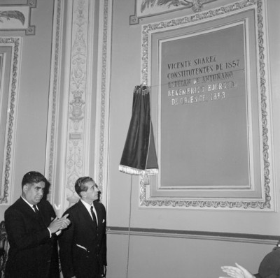 Adolfo López Mateos, Antonio Nava Castillo durante la develación de la inscripción "Benemérito Ejército de Oriente 1863", en Puebla