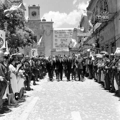 Adolfo López Mateos en compañía de funcionarios durante su bienvenida en Querétaro